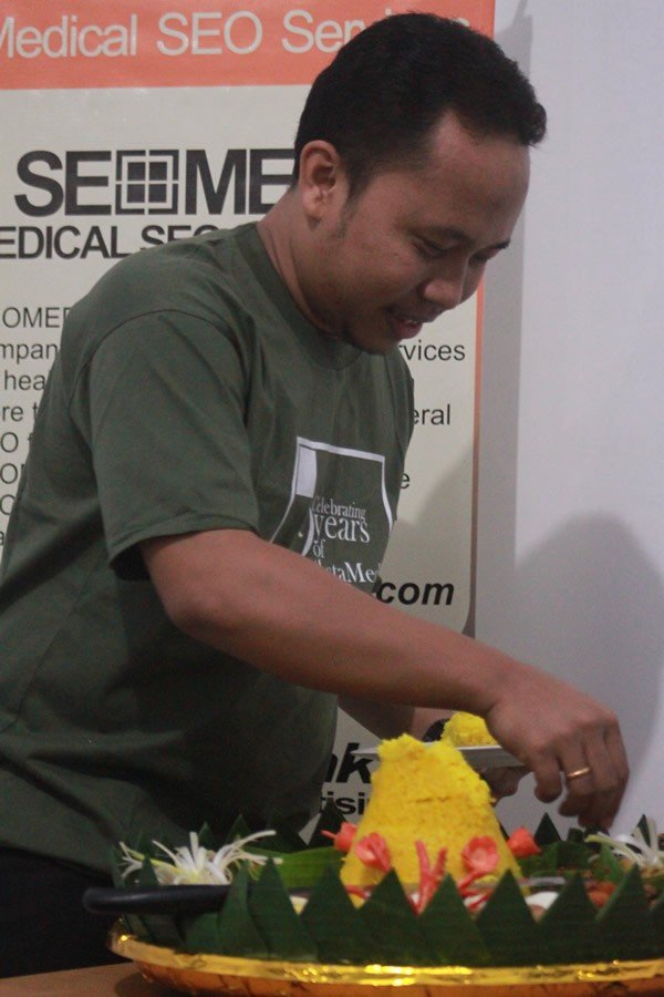 Astamediagroup - potong tumpeng